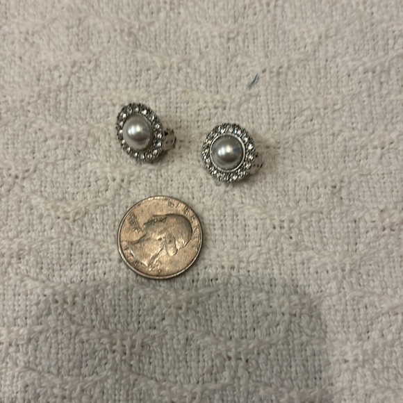 SALE 3 for $15 Sparkly clip on earrings - Picture 6 of 6